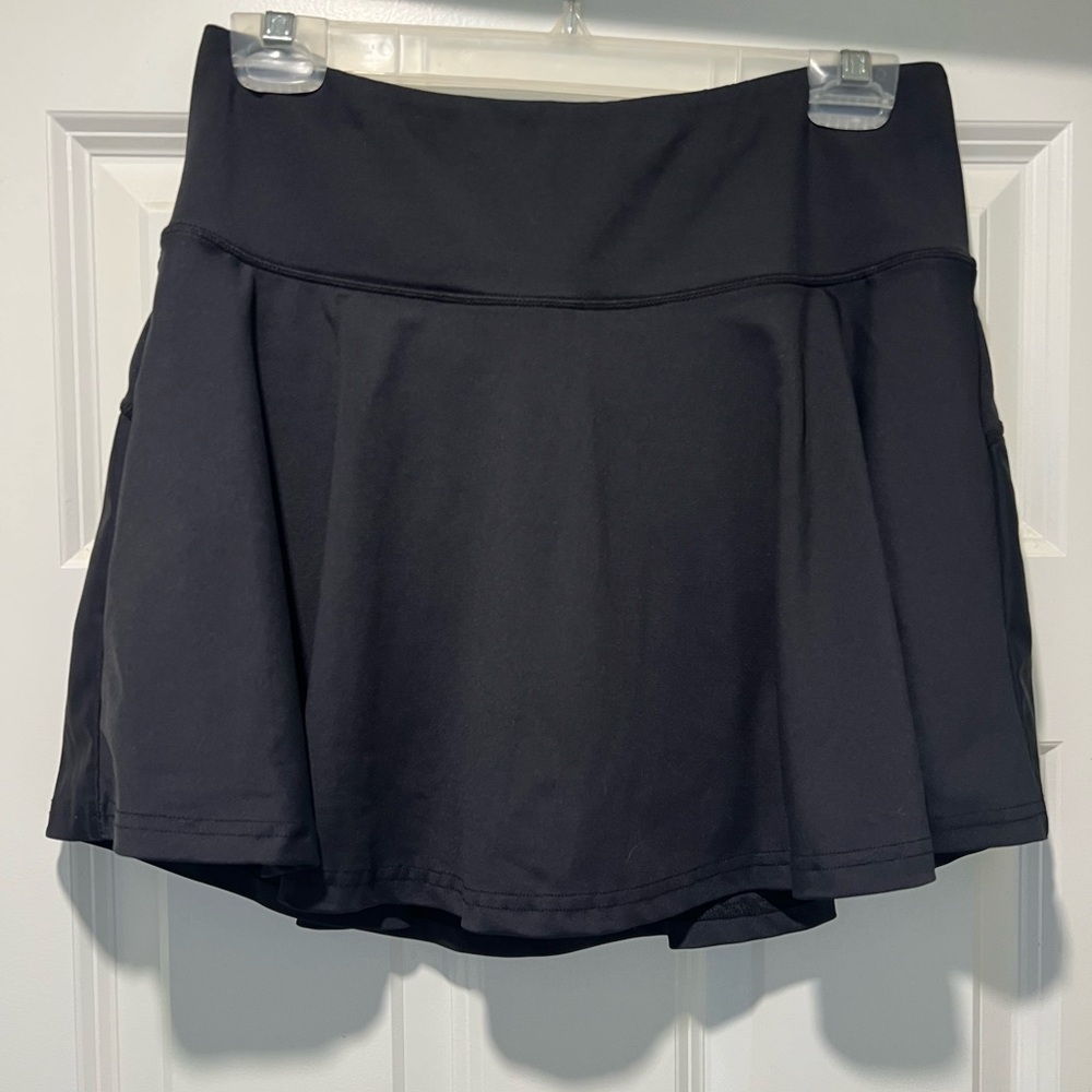 CVG Skirt
Built in shorts with pockets 
Back zipper pocket
Size large